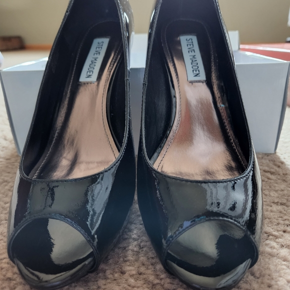 Steve Madden size 8 Black Patent leather shoes - Picture 2 of 6